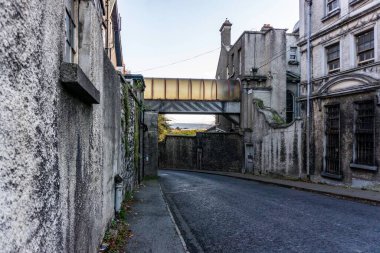 Glenmaroon House, Knockmaroon Hill, Chapelizod, Dublin, İrlanda 'nın kuzey ve güney taraflarını birbirine bağlayan köprü. 1905 'te Arthur Ernest Guinness tarafından inşa edilen ev tepenin iki tarafında yer alıyor..