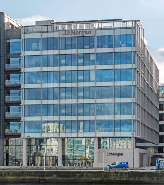 J P Morgan 'ın Dublin, İrlanda' daki Sir John Rogersons rıhtımındaki ofislerinde finansal hizmetler ve ürünler sağlanmaktadır.. 