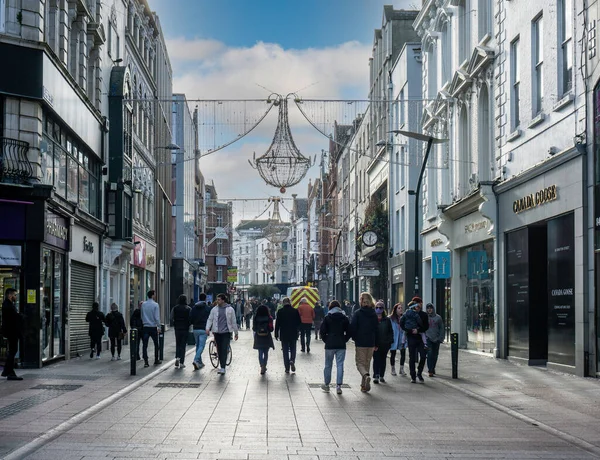 Grafton Street Dublinban Írországban Karácsonyi Lámpákkal Felszerelve Legtöbb Üzlet Zárva — Stock Fotó