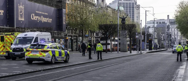O 'Connell Caddesi, Dublin, İrlanda' da bir Garda (Polis) kontrol noktası, Coronavirus yönetmeliklerine uygun olup olmadığını kontrol eder. 