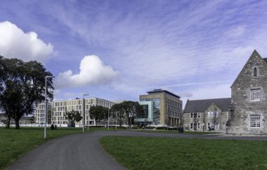 Dublin Teknoloji Üniversitesi kampüsü Grangegorman Dublin, İrlanda. Modern ve restore edilmiş binaların bir karışımı. Eskiden bir psikiyatri hastanesiydi.
