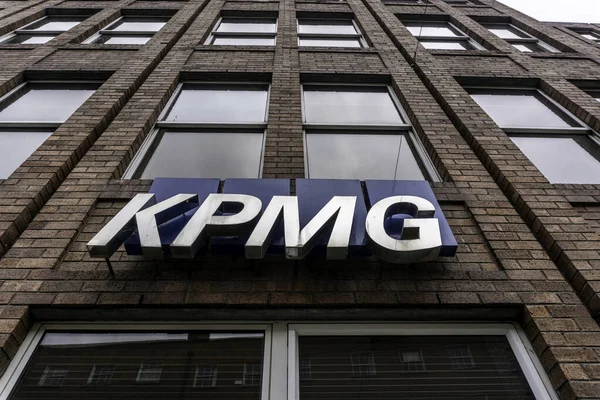 KPMG Dublin, İrlanda. Harcourt Caddesi İrlanda 'daki çok uluslu profesyonel hizmet ağı KPMG' nin Dublin ofisi için bir işaret..