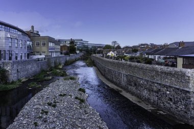 İrlanda, Dublin 'deki Dodder Nehri' nin denize yolculuğu sırasında Ballsbridge 'den aktığı görülüyor..