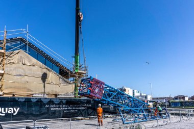 İşçiler, İrlanda 'daki Hanover Quay Dublin' deki bir inşaat sahasına manevra ekipmanı yerleştiriyor..