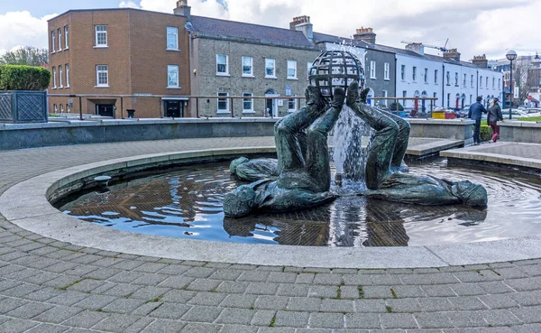 Cliodna Cussen的雕塑 谁创造了世界 位于爱尔兰都柏林Ballsbridge赫伯特公园酒店外 — 图库照片
