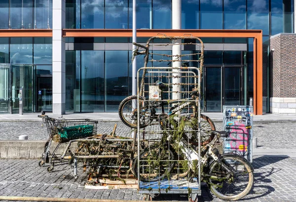 运河清理 在爱尔兰都柏林大运河码头的清理中发现的物品 包括旧自行车和购物车 — 图库照片