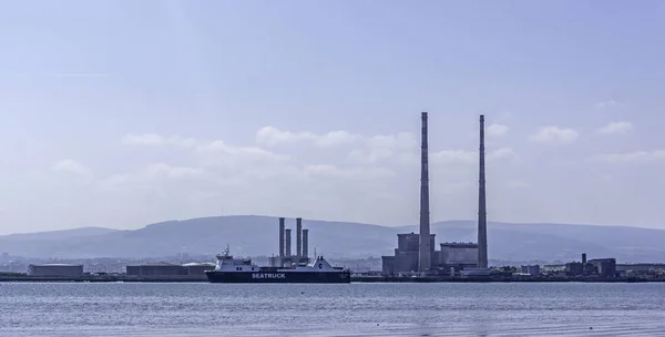 Seatruck Nákladní Trajekt Vplouvá Dublinského Přístavu Kolem Komínů Staré Elektrárny — Stock fotografie