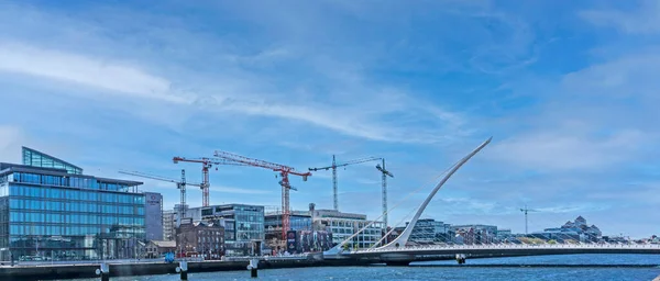 Jeřáby Jižním Nábřeží Dublinu Irsko Mostu Samuel Beckett — Stock fotografie