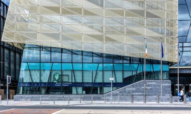 İrlanda Merkez Bankası 'nın Ziyaretçi Merkezi. Pencerede Leydi Lavery 'nin portresi var. Yüzü 1928-1970 yılları arasında İrlanda sterliniyle süslenmiş.. 