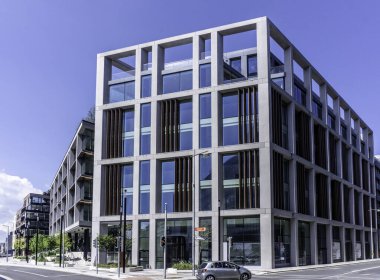 Cardiff Lane, Dublin, İrlanda 'da yeni tamamlanmış bir ofis binası olan Sıralama Ofisi, sosyal medya şirketi TikTOk' un.    