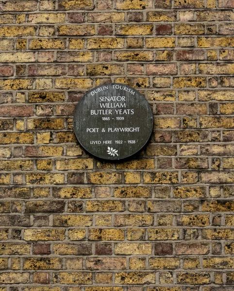 İrlanda, Dublin 'deki 82 Merrion Meydanı' nın duvarında, Nobel ödüllü İrlandalı şair William Butler Yeats 'in anısına bir plaket asılı..