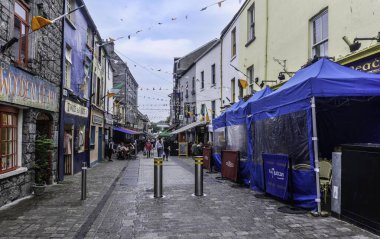 Quay Caddesi, Galway, İrlanda Şehrin Latin Quarter 'ının kalbinde.