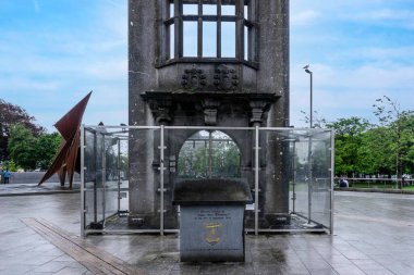 Eyre Meydanı 'ndaki Browne Kapısı, Galway, İrlanda. 1627 Browne House 'un girişi 1905 yılında Eyre Meydanı' na taşındı..
