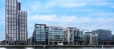 Dublin, İrlanda 'daki Sör John Rogersons rıhtımının manzarası. J.P. Morgan 'ın ofisleri ve State Caddesi burada..
