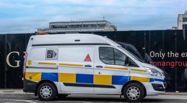 Dublin, İrlanda 'daki North Quays' e park etmiş bir Go Safe hız kamerası minibüsü. Polis adına çalışan minibüsler hız ihlallerini izliyor..