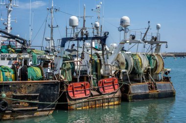 Balıkçılar Howth, Harbour, Dublin, İrlanda 'da rıhtıma yanaştı. 