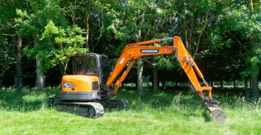 Doosan DX63 sürüngen kazıcısı burada, park alanında çalışıyor..