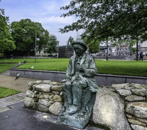 Бронзова Статуя Падрика Конайре Ірландського Письменника Ейр Сквер Голуей Ірландія — стокове фото