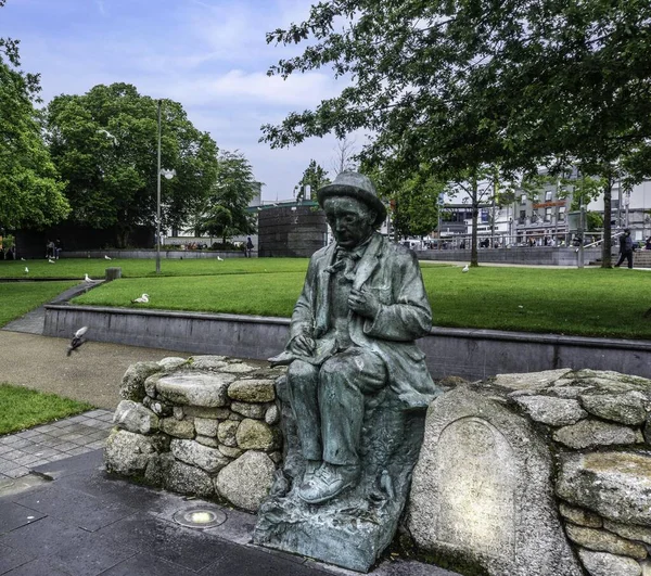 İrlanda 'nın Eyre Meydanı' ndaki İrlandalı yazar Padraic Conaire 'nin bronz heykeli. Bu bir kopya; orijinali 1999 'da tahrip edilmiş..