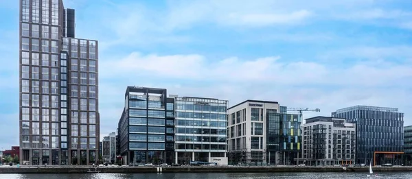Dublin, İrlanda 'daki Sör John Rogersons rıhtımının manzarası. J.P. Morgan 'ın ofisleri ve State Caddesi burada..