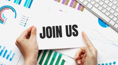 İş adamı bize mesaj atan bir kart tutuyor. Klavye, diyagram ve beyaz arkaplan