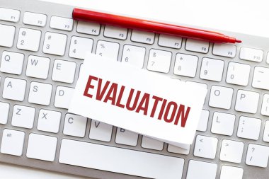 Bilgisayar klavyesindeki yırtık kağıda yazılan sözcükler