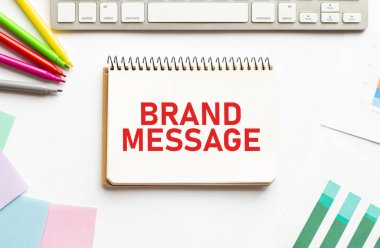 İş adamı not defterini Brand mesajıyla birlikte tutuyor. Beyaz arka plan. İş dünyası