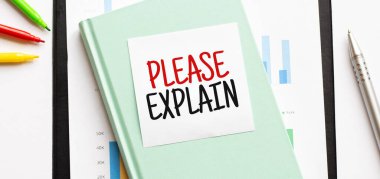 Beyaz büyük not defteri, yeşil kitap ve kâğıt tabaka üzerinde mali diyagram lütfen açıklayın. İş konsepti