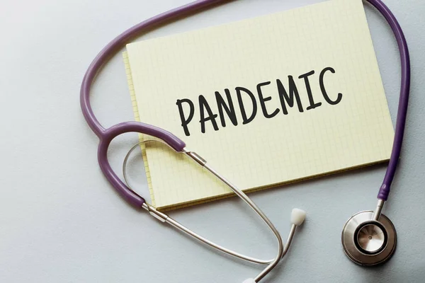紫色の背景に黄色のリストの聴診器 Pandemic — ストック写真