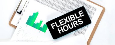 Finansal değerleri olan kağıt tabaka, yeşil diyagram ve telefon beyaz masada. İş konsepti. FLEXIBLE SAATTİ