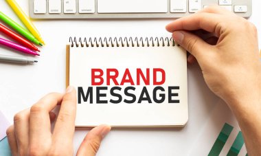 İş adamı not defterini Brand 'in beyaz arka planında tutuyor. İş dünyası