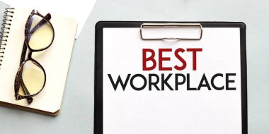 İş konsepti. Not defteri beyaz arkaplanda gözlük ve notlar için en iyi çalışma kağıdıdır.