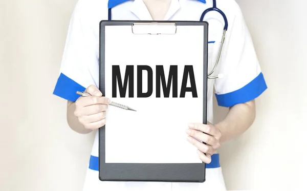 Läkare Som Innehar Ett Kort Med Text Mdma Medicinskt Koncept — Stockfoto