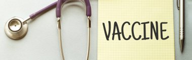 Mor arkaplanda sarı listeli steteskop ve metin VACCINE