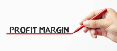 Kırmızı kalemli el yazısı ProFIT MARGIN. Beyaz arka planda izole edilmiş. İş, teknoloji, internet kavramı. Resmi Stokla