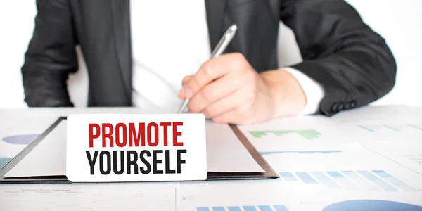 Affärsman Som Innehar Ett Kort Med Text Promote Yourself — Stockfoto