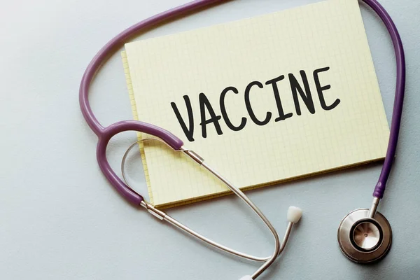 Mor Arkaplanda Sarı Listeli Steteskop Metin Vaccine — Stok fotoğraf