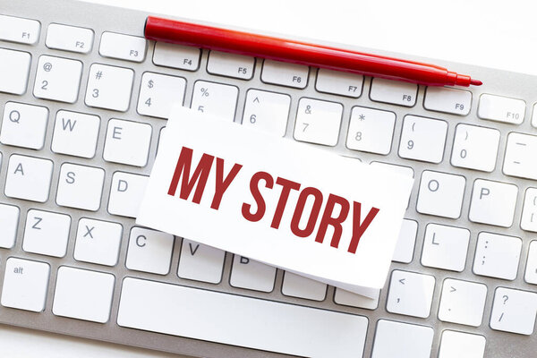 Слова, написанные на разорванной бумаге на клавиатуре компьютера