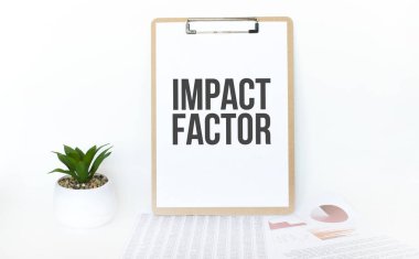 Üst görünüm defteri, kalem ve bitki beyaz ahşap masa arka planında. Yaşam tarzı, iş finansmanı, eğitim teknolojisi konsepti. Uzayı kopyala Metin Etkisi Gerçekleştirici