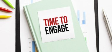 Beyaz büyük not defteri, yeşil kitap ve kâğıt tabaka üzerinde mali diyagram ve 