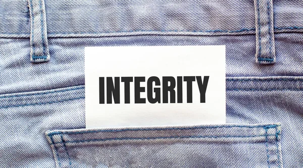Slova Integrity Bílém Papíru Vyčnívajícím Kapsy Džínů Obchodní Koncept — Stock fotografie