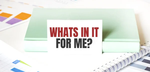 Beyaz büyük not defteri, yeşil kitap ve kağıtta benim için nelerin olduğu yazılı. İş konsepti