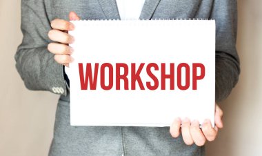 İş adamının elinde metin atölyesi kartı var