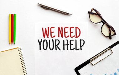 Kağıt tabak, gözlük, not defteri, beyaz arka planda kalem ve kalemler. İş konsepti. Yardımına ihtiyacımız olan bir mesaj.