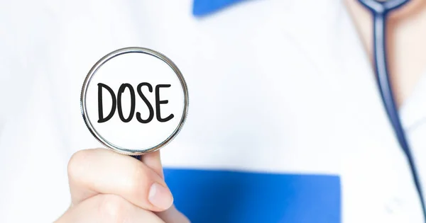 Läkare Som Håller Ett Stetoskop Med Texten Dose Medicinskt Koncept — Stockfoto