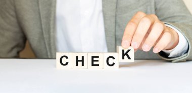 Sözcük kontrolü ahşap yapı taşlarından yapılır