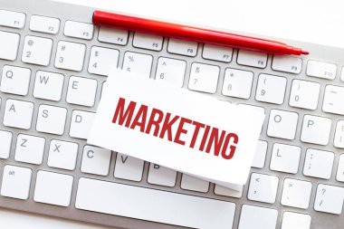 Bilgisayar klavyesindeki yırtık kağıda yazılmış sözcükler