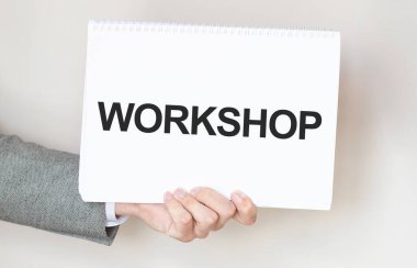 İş adamının elinde metin atölyesi kartı var