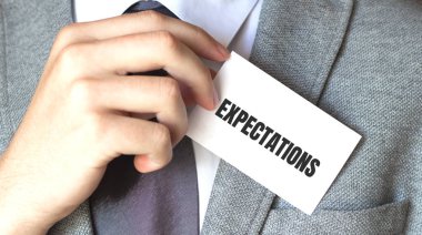 Kart tutan işadamı, içinde 