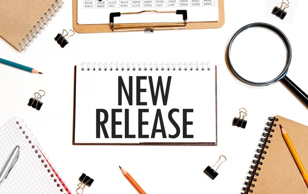 İş konsepti. Not defteri notlar, hesap makinesi, gözlük, kalem, kalem, beyaz arkaplan için yeni sayfa beyaz kağıt